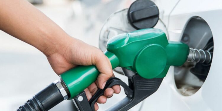 Petrol prices in Pakistan likely to be increased by Rs.4.50 per liter