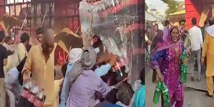 Watch Video; Looters empty Coca-Cola truck after crash in Faisalabad