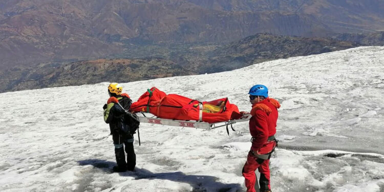 Police remove the body of US climber William Stampfl. Photo: Peruvian National Police via AFP